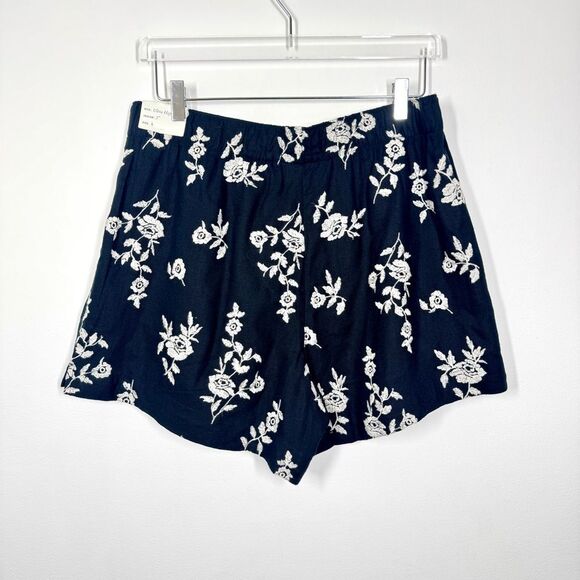 Abercrombie & Fitch Women's Size Large NWT Black White Embroidered Floral Short - Picture 5 of 13